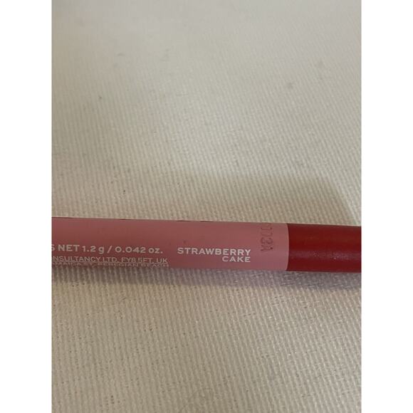 Jaclyn Cosmetics Strawberry Cake Lip Liner 1.2g/0.042 oz. NWOB - Picture 2 of 4